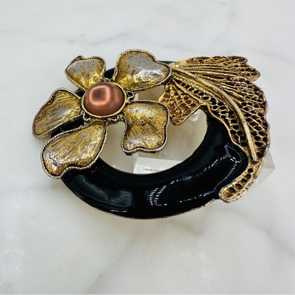 Vintage Circle Flower Brooch Pin Black Enamel Gold Tone with Detailed Leaf 2.5” - Picture 3 of 9
